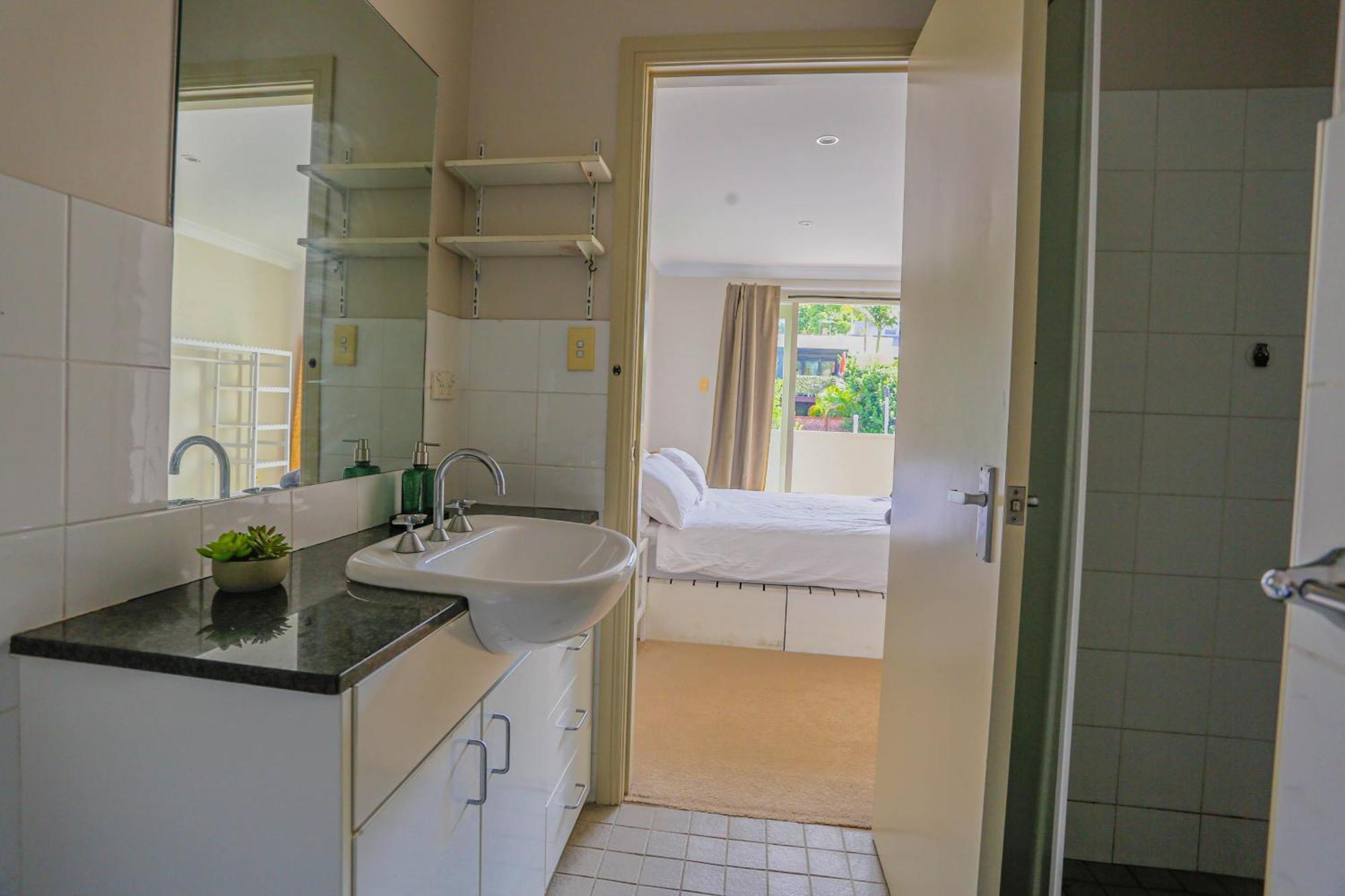 Elegant 2 Bedroom Close To Buz Bridge Rd 2 E-bikes Included Holiday home Sydney